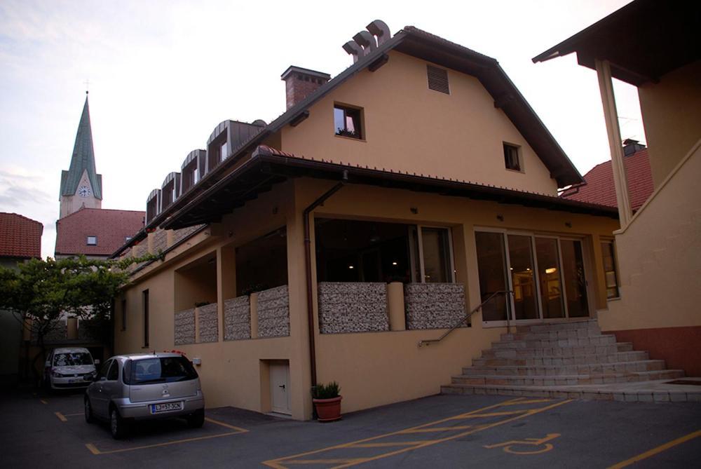 奥帕拉酒店 Trebnje 外观 照片